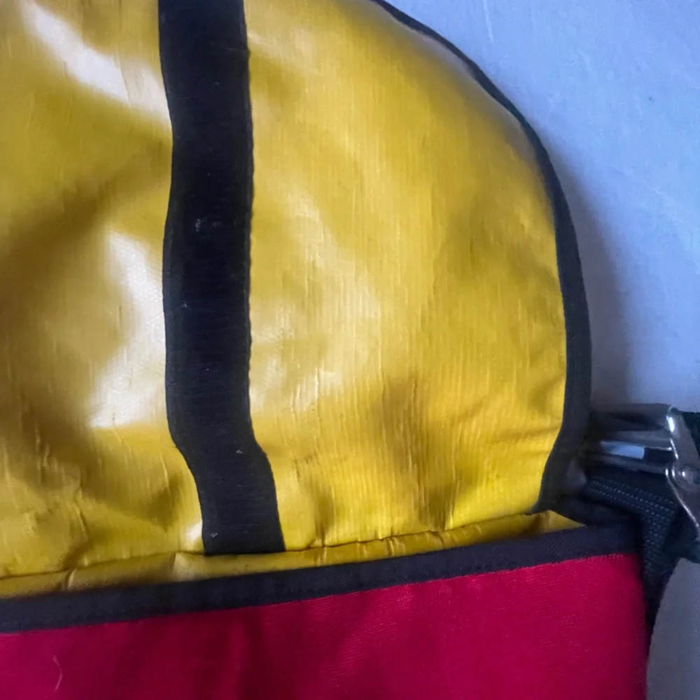 🎀Stylish Red Messenger Bag with Black Trim - Picture 10 of 11